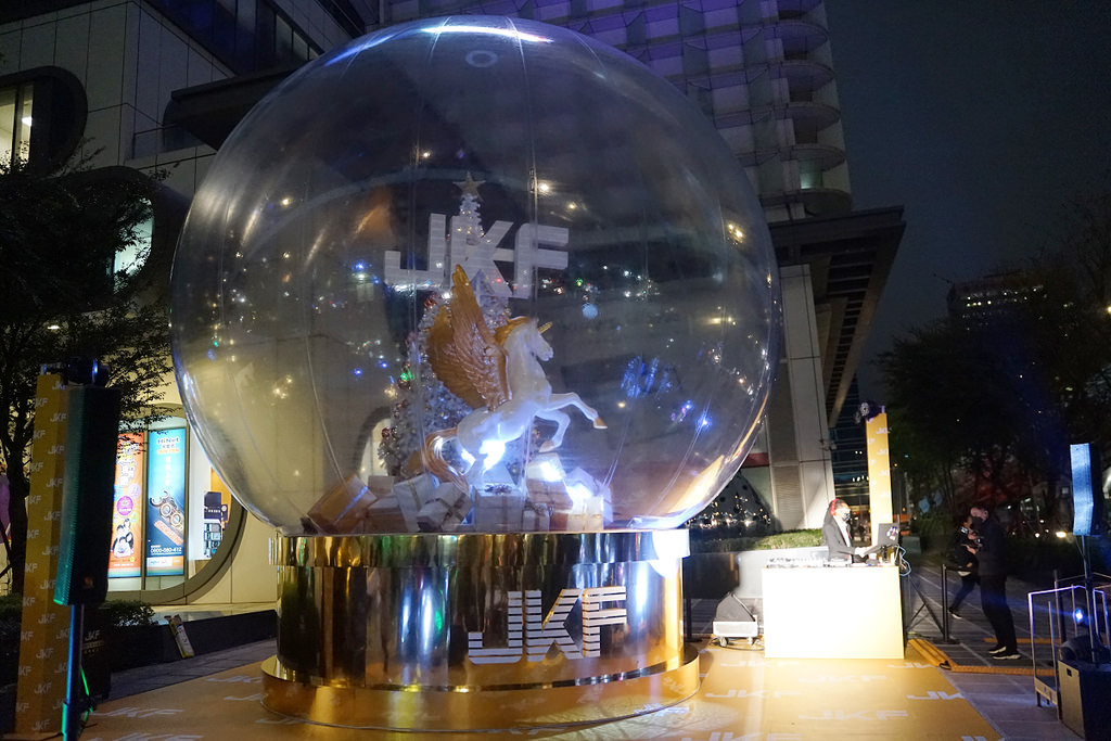 【台北聖誕節景點推薦】八公尺高JKF白色獨角獸巨型聖誕水晶球就在三創數位生活園區