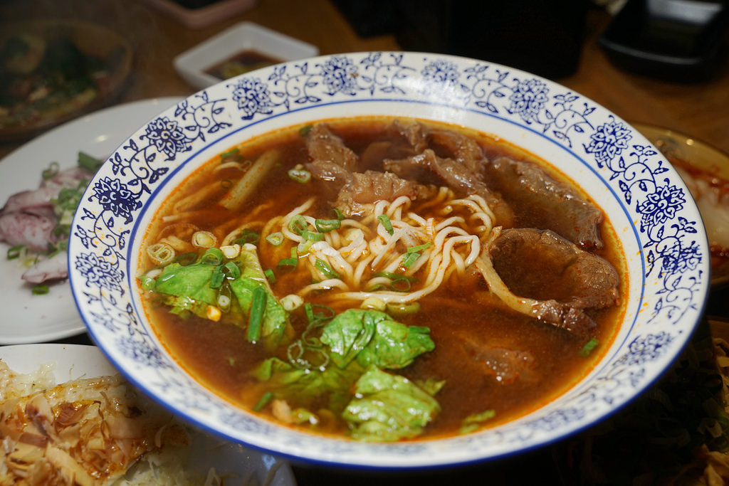【花蓮牛肉麵店推薦】美味紅燒半筋半肉麵 必吃豪邁羊腳筋 六里屯麵食專家美崙旗艦店