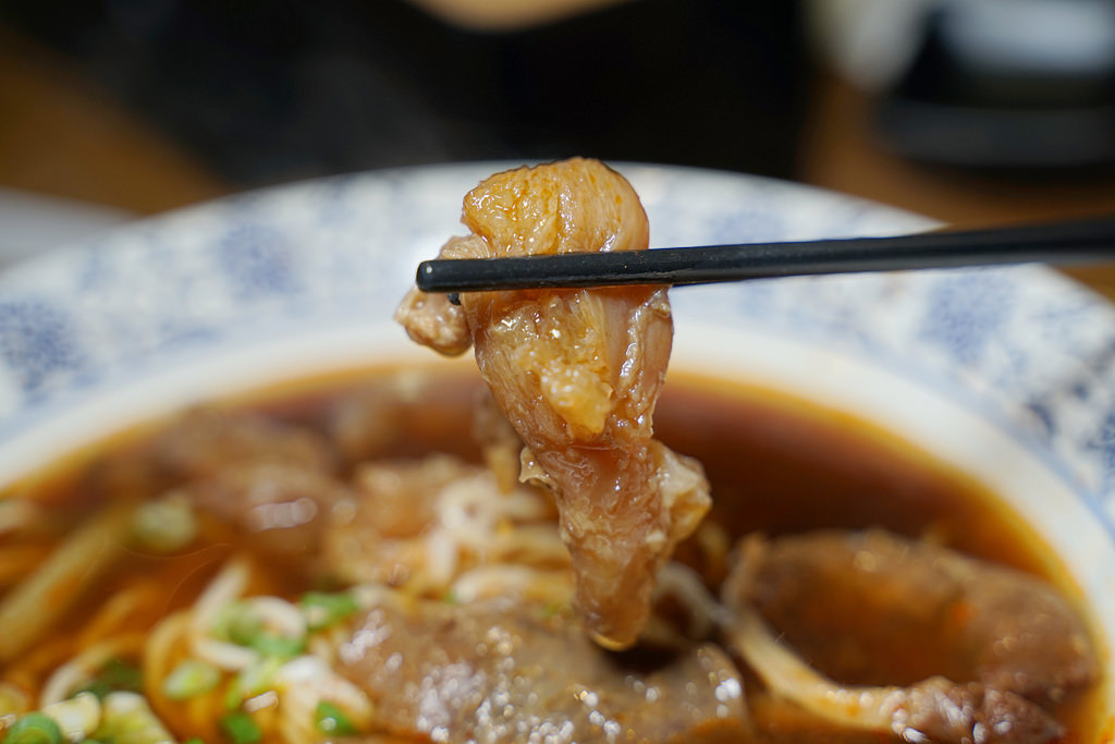 【花蓮牛肉麵店推薦】美味紅燒半筋半肉麵 必吃豪邁羊腳筋 六里屯麵食專家美崙旗艦店