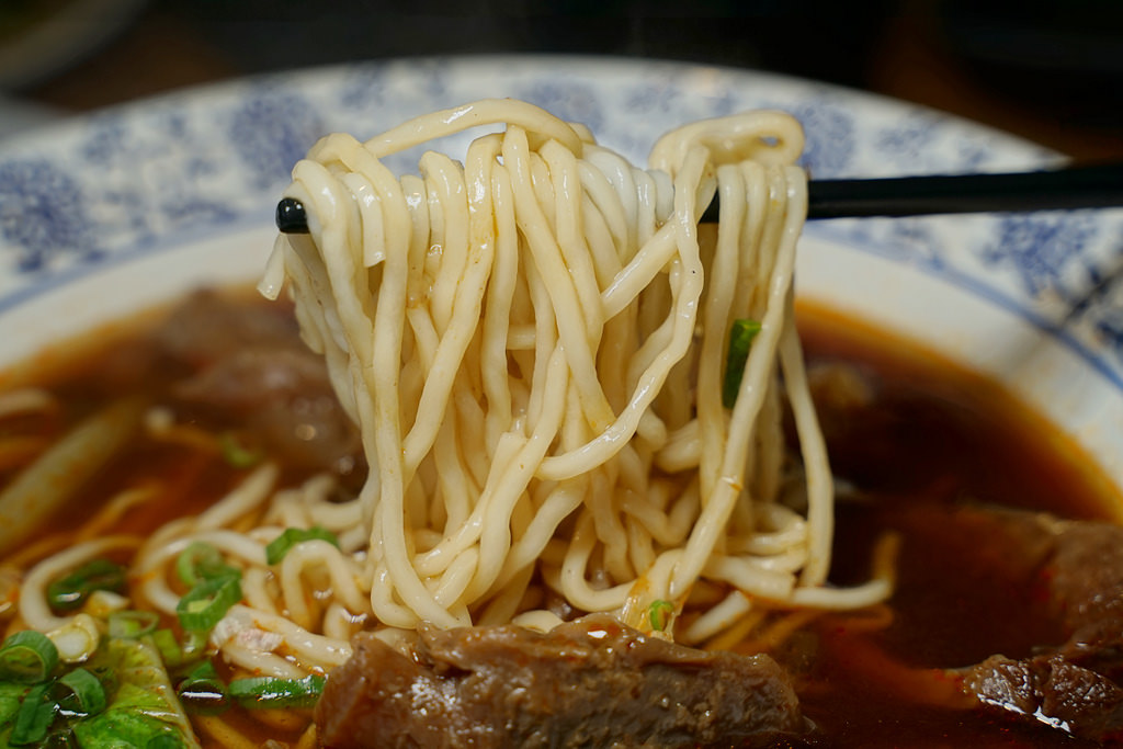 【花蓮牛肉麵店推薦】美味紅燒半筋半肉麵 必吃豪邁羊腳筋 六里屯麵食專家美崙旗艦店