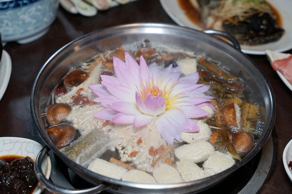 【花蓮必吃美食推薦】必吃九品蓮花鍋 花蓮在地野菜吃到飽 櫻の田野休閒養生館
