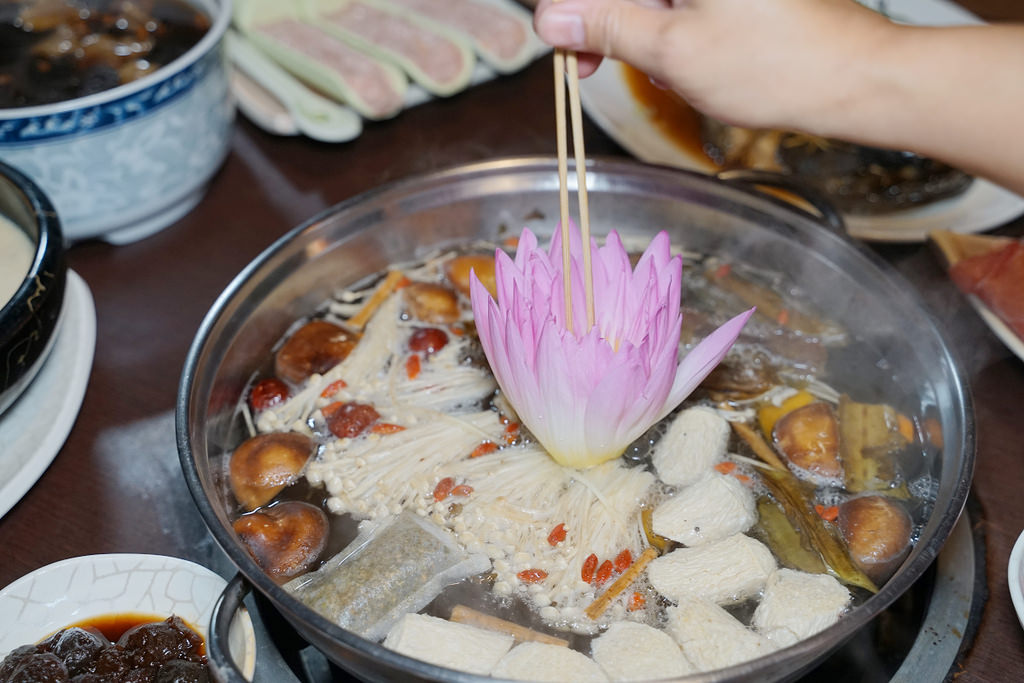 【花蓮必吃美食推薦】必吃九品蓮花鍋 花蓮在地野菜吃到飽 櫻の田野休閒養生館