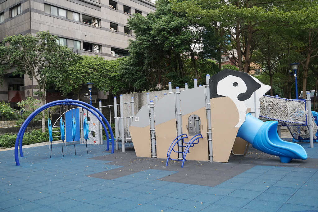 【板橋親子公園推薦】極地企鵝共融式遊戲場 附地下停車場好停車 重慶公園