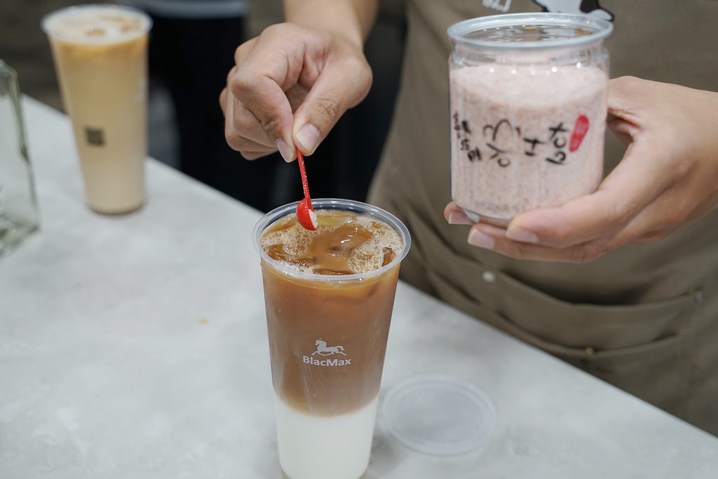 【台中沙鹿手搖飲料店推薦】BLACMAX黑色漸層飲 嘉明的味道鮮奶飲 初牧乳飲製造所台中沙鹿店