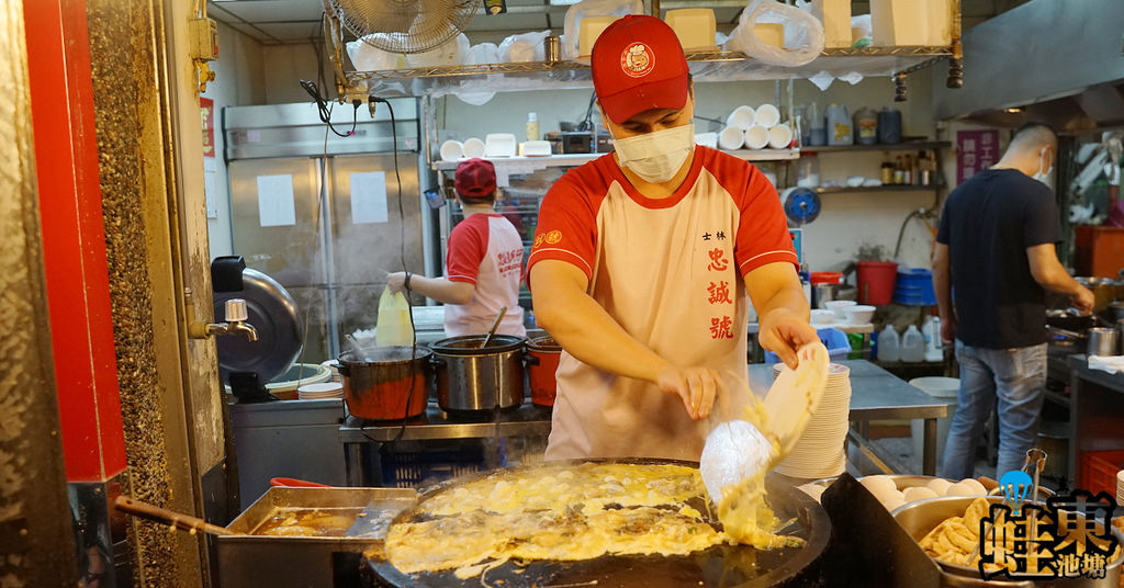 【士林夜市小吃推薦】現點現煎好吃蚵仔煎 餐點種類選擇多 忠誠號蚵仔煎