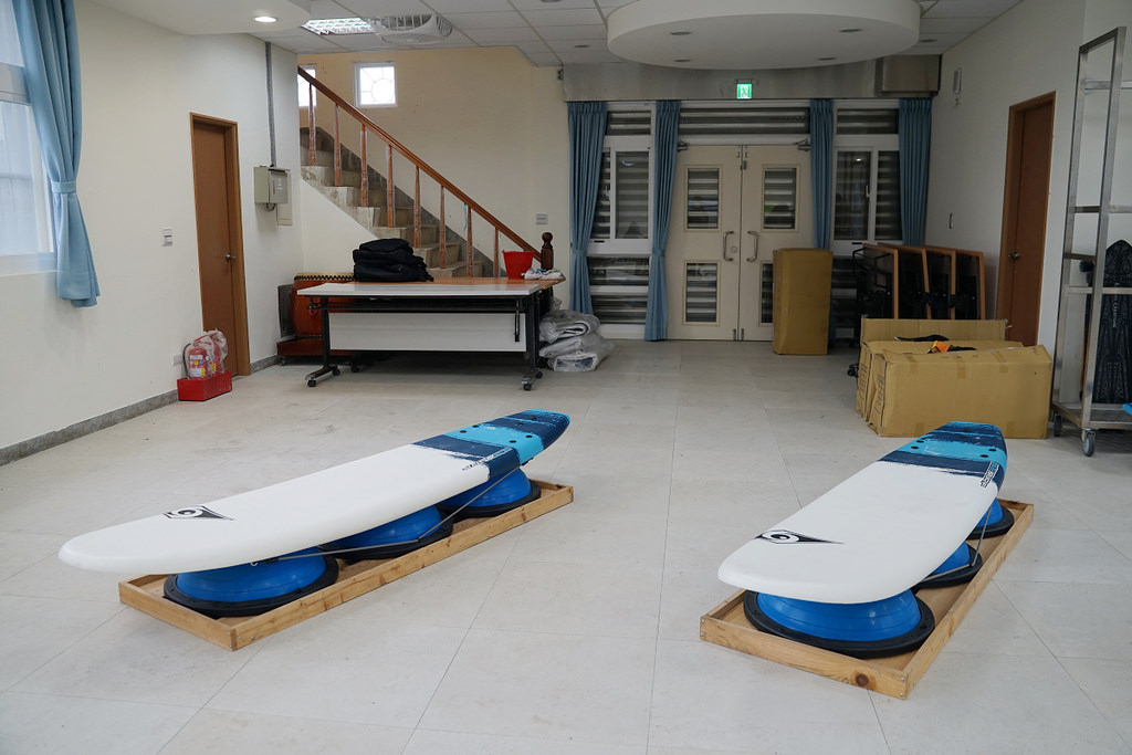 【中角灣衝浪運動教育園區/中角灣衝浪中心】全臺第一座「衝浪學苑」在新北金山 小學生也可以輕鬆學習衝浪SUP