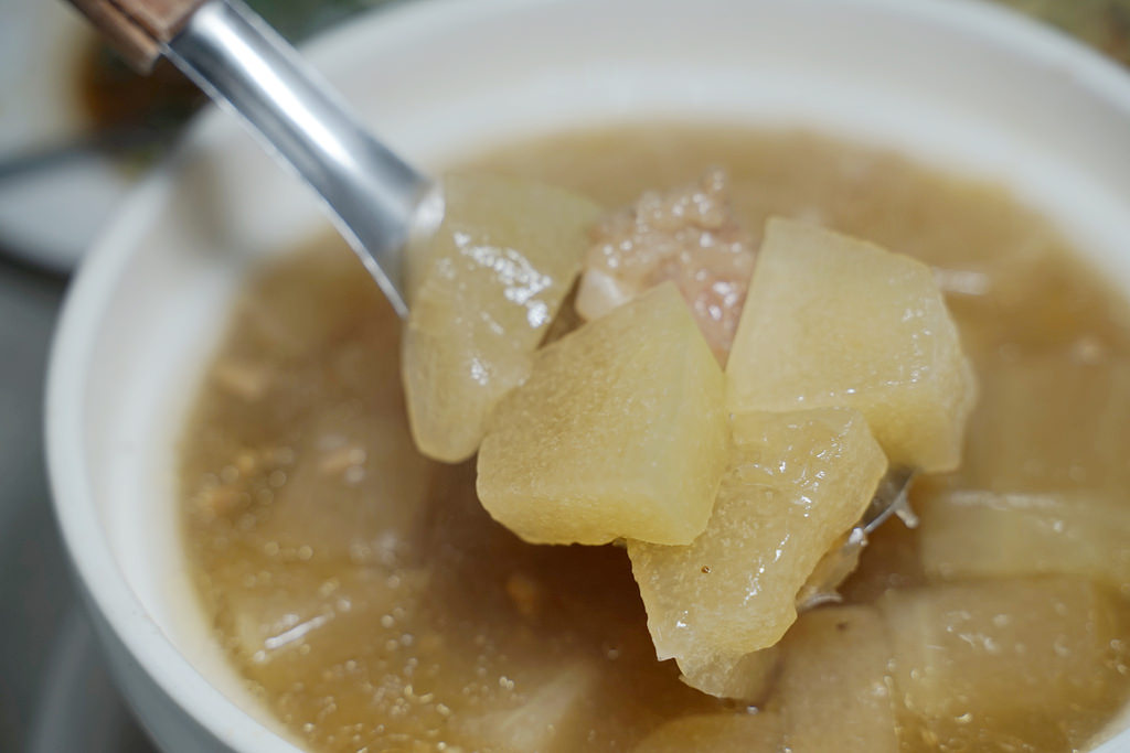 【新北金山美食推薦】創始於1989年 美味必點髮菜魚捲/墨魚香腸/軟煎溜肉 兄弟食堂