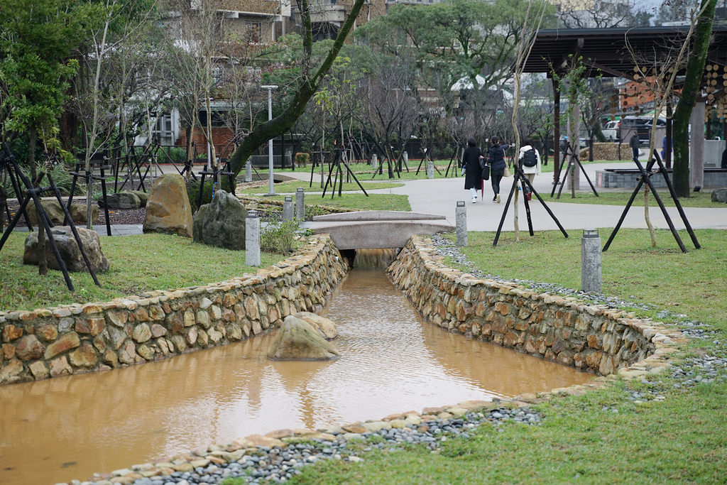 【金山免費景點推薦】黃金溫泉足湯 日式木造建築 中山溫泉公園