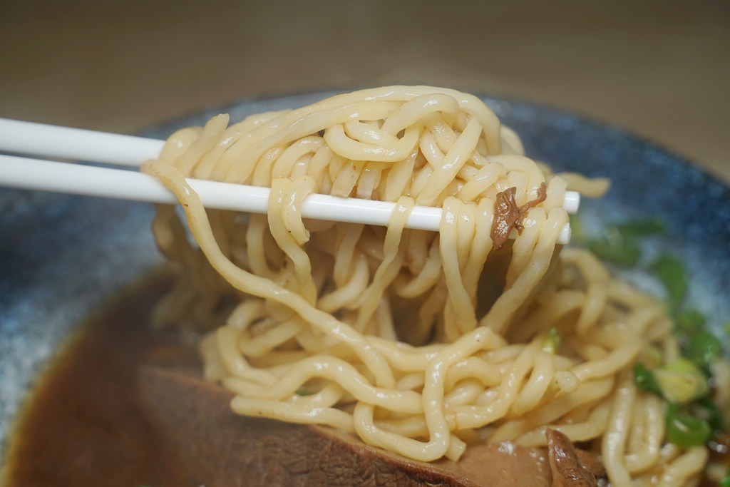 【台南南科美食推薦】巨無霸肉塊紅燒牛肉麵 限量老罈酸泡菜牛肉麵 享糊牛肉麵