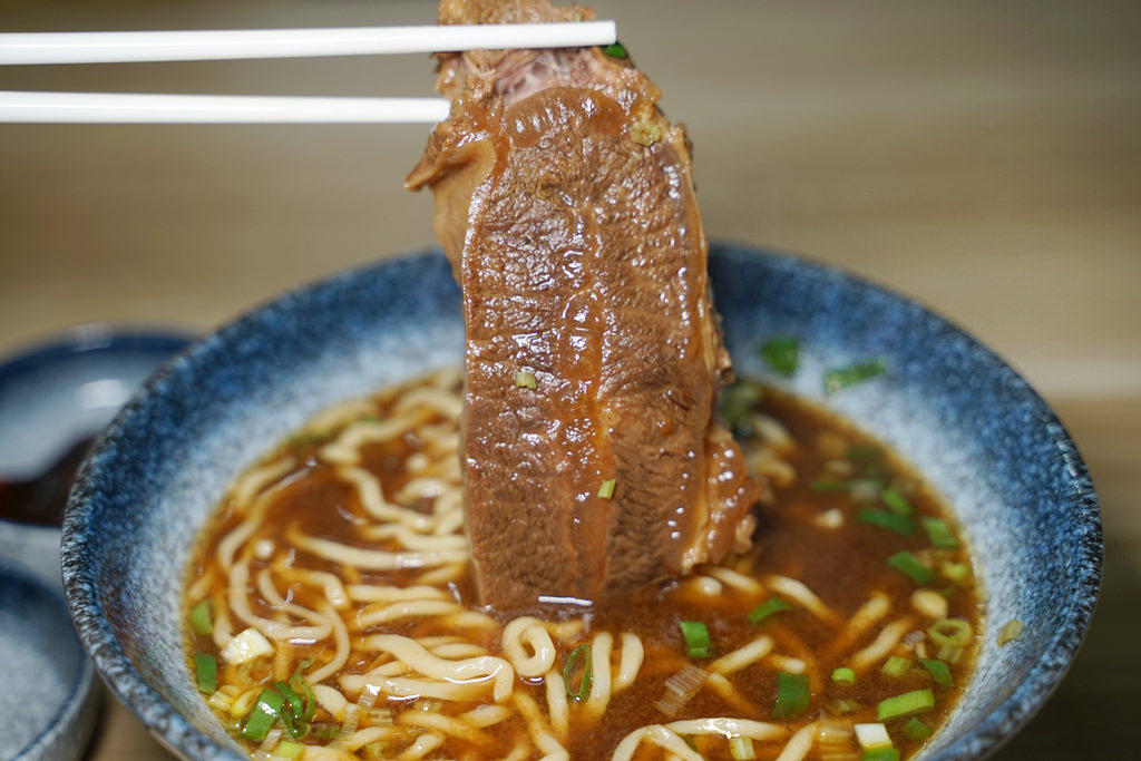 【台南南科美食推薦】巨無霸肉塊紅燒牛肉麵 限量老罈酸泡菜牛肉麵 享糊牛肉麵