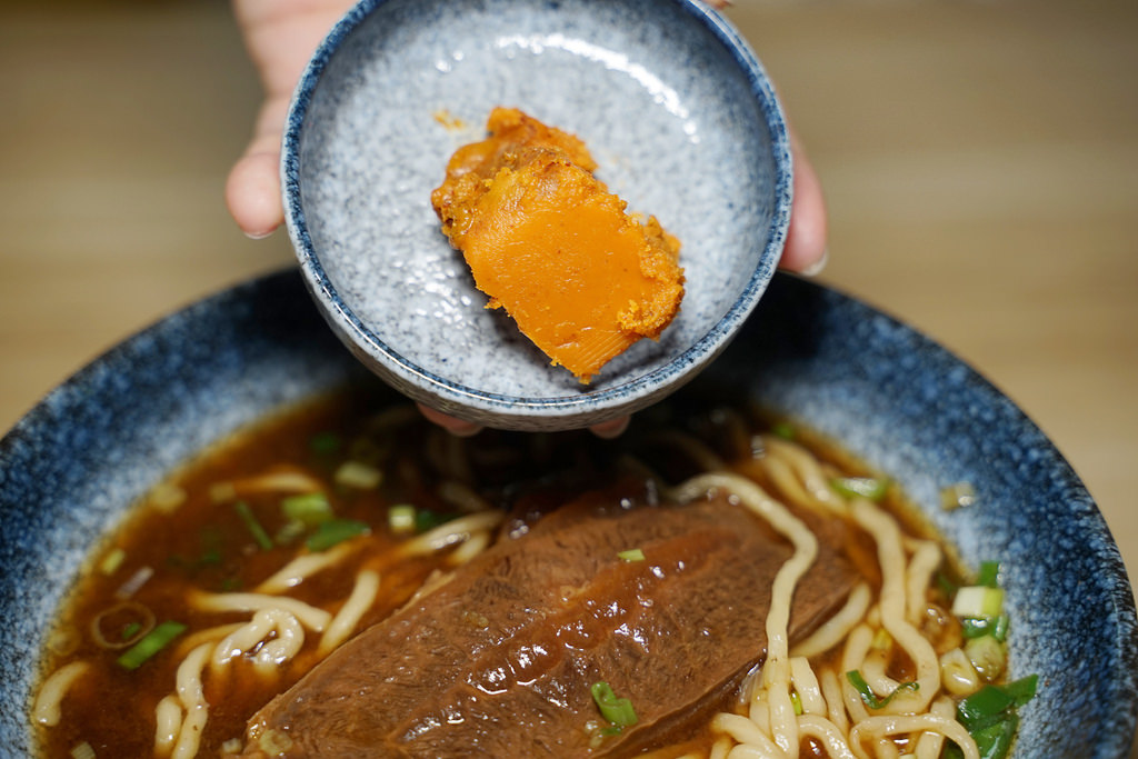 【台南南科美食推薦】巨無霸肉塊紅燒牛肉麵 限量老罈酸泡菜牛肉麵 享糊牛肉麵