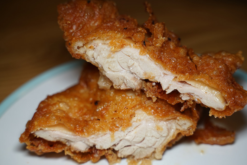 【台中逢甲夜市新開幕美食推薦】酥脆多汁無骨八兩雞腿 酸甜美味自製泰式醬汁 大腿我最粗炸雞專賣