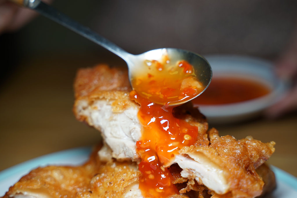 【台中逢甲夜市新開幕美食推薦】酥脆多汁無骨八兩雞腿 酸甜美味自製泰式醬汁 大腿我最粗炸雞專賣