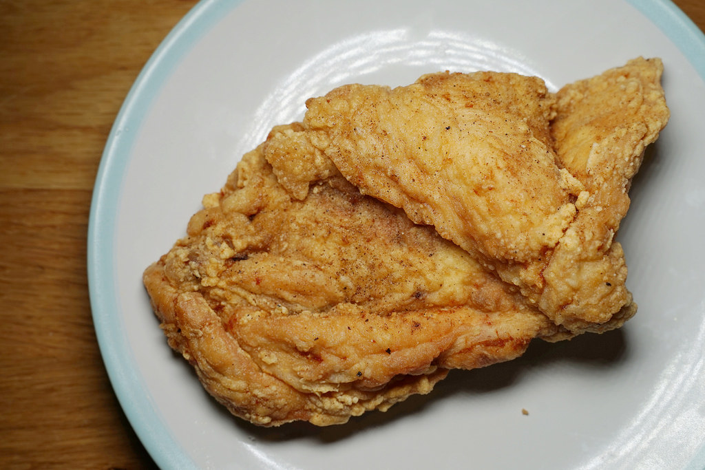 【台中逢甲夜市新開幕美食推薦】酥脆多汁無骨八兩雞腿 酸甜美味自製泰式醬汁 大腿我最粗炸雞專賣