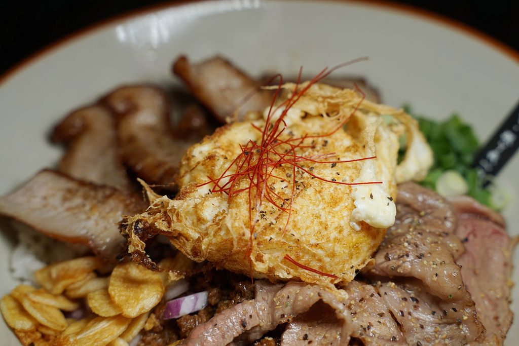 【台中美村路宵夜推薦】全台最AV女優的深夜食堂 3P用餐買二送一 渣女深夜和牛燒肉燥飯