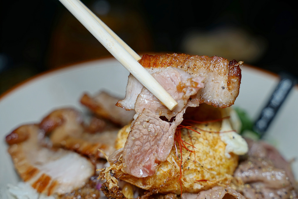 【台中美村路宵夜推薦】全台最AV女優的深夜食堂 3P用餐買二送一 渣女深夜和牛燒肉燥飯