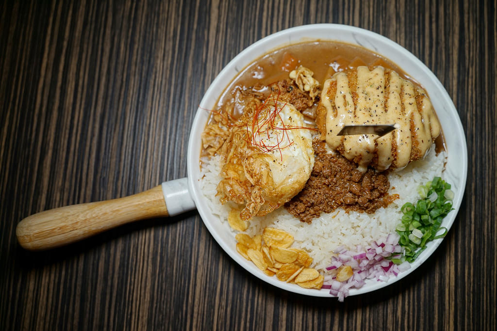 【台中美村路宵夜推薦】全台最AV女優的深夜食堂 3P用餐買二送一 渣女深夜和牛燒肉燥飯