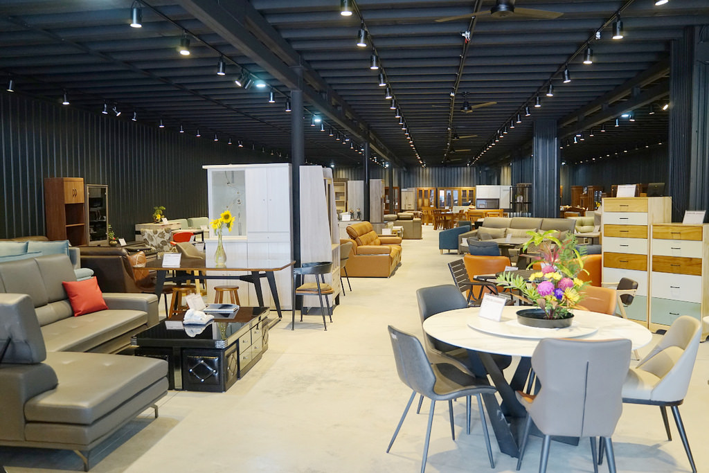 【台中家具店推薦】全台最大種類最多 客製化實木沙發 億家具批發倉庫台中總店