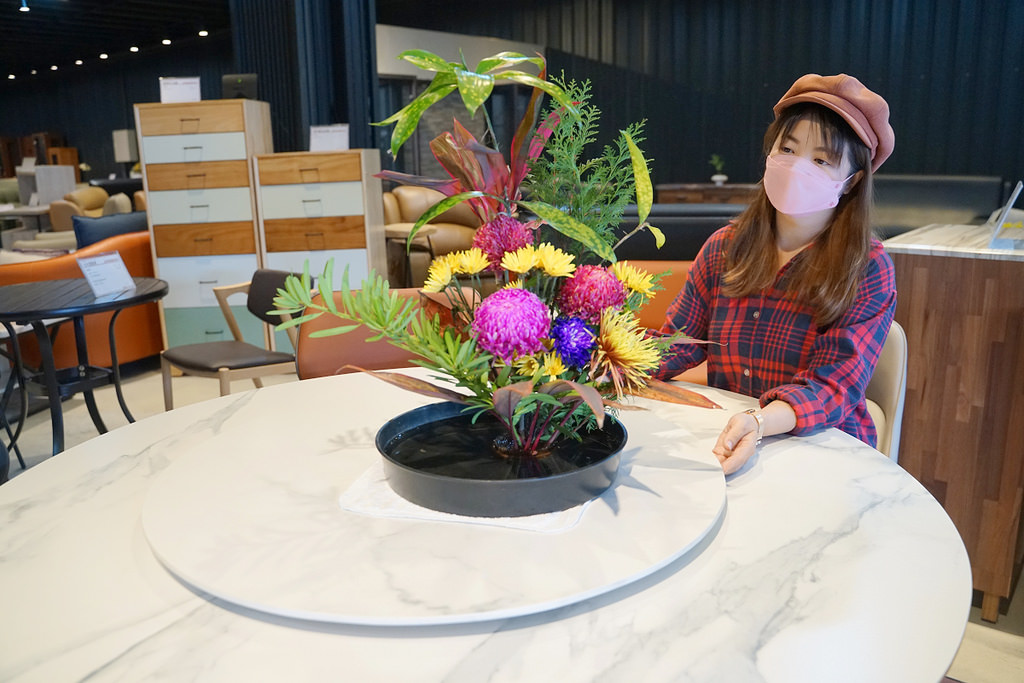【台中家具店推薦】全台最大種類最多 客製化實木沙發 億家具批發倉庫台中總店