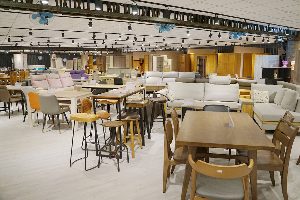 【台中家具店推薦】全台最大種類最多 客製化實木沙發 億家具批發倉庫台中總店