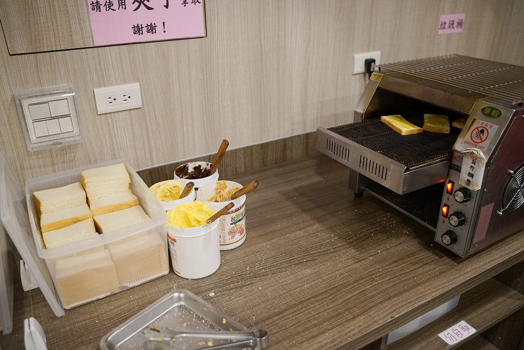 【中壢夜市平價牛排推薦】杜老爺冰淇淋/可樂/紅茶/咖啡熱飲/果醬土司/玉米濃湯無限量供應吃到飽 巴豆夭牛排