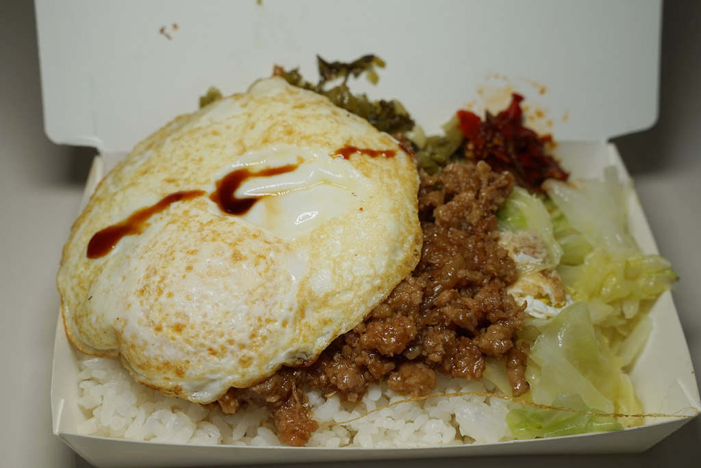 【中壢中式早餐推薦】元化路無名人氣早餐 半熟蛋魯肉飯加辣超美味 無名煎包、鹹粥、蛋餅