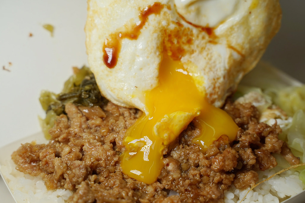 【中壢中式早餐推薦】元化路無名人氣早餐 半熟蛋魯肉飯加辣超美味 無名煎包、鹹粥、蛋餅