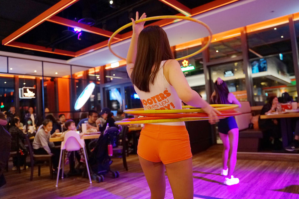 【竹北遠東百貨美食推薦】竹北聚餐首選 火辣呼啦圈表演 HOOTERS美式餐廳竹北店