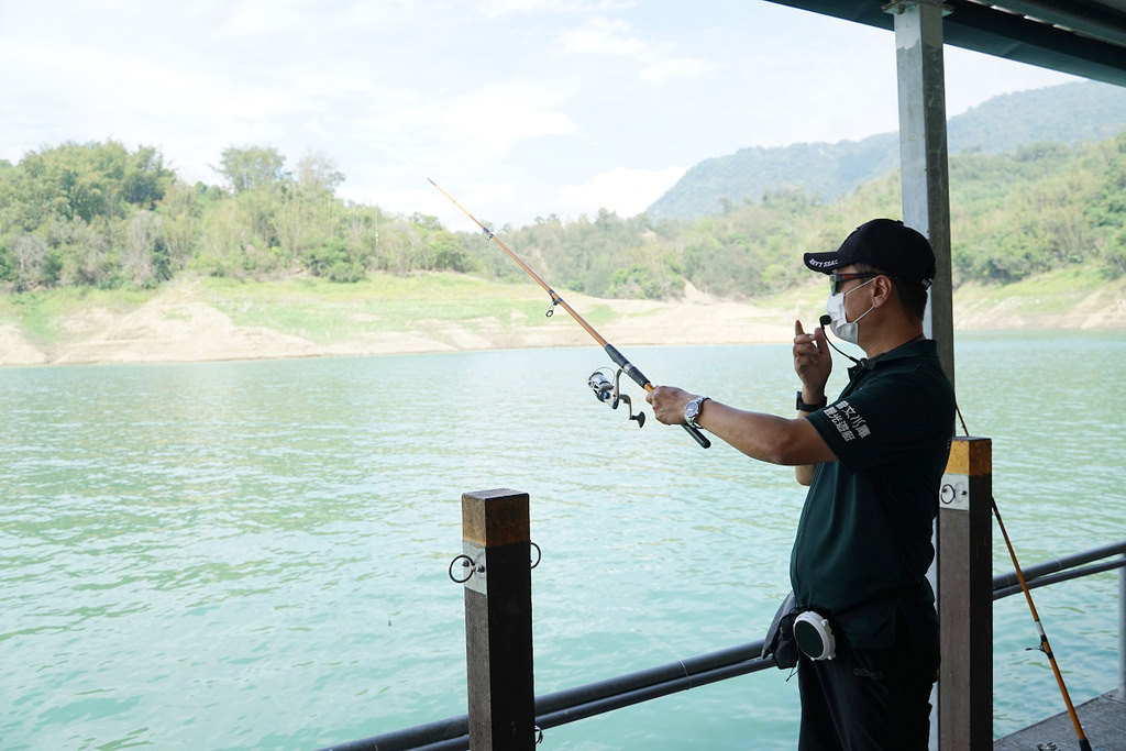 【台南激推親子景點】曾文水庫搭船趣 山豬島餵山豬 釣魚平台老鷹捕食秀