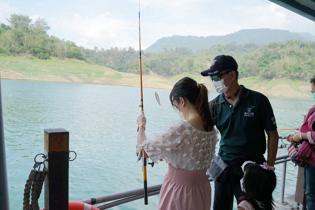 【台南激推親子景點】曾文水庫搭船趣 山豬島餵山豬 釣魚平台老鷹捕食秀