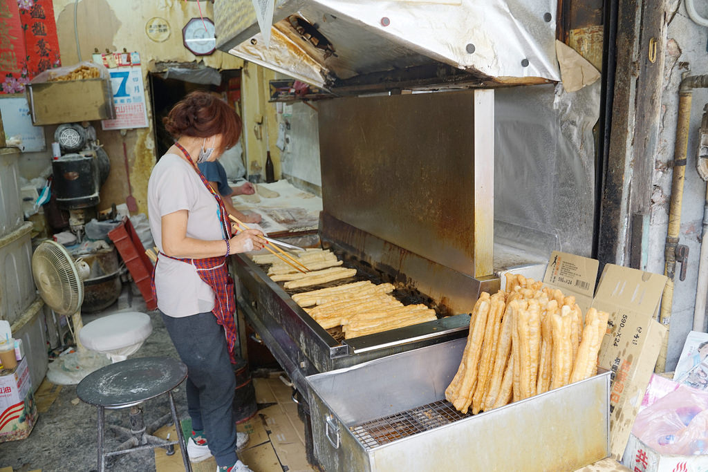 【桃園油條專賣店】在地60年油條批發店 又粗又脆超美味 新珉油條店