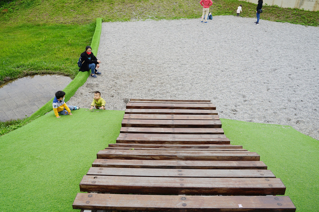 【桃園觀音免費親子景點推薦】埤塘特有飼料桶狀溜滑梯 小孩最愛沙石坑 水之丘主題公園