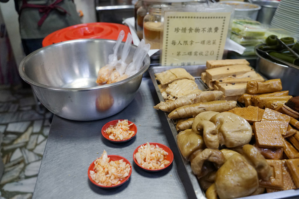 【龍岡好吃米干推薦】清爽湯頭免費泡菜 美味好吃炸豆粉 阿秀米干