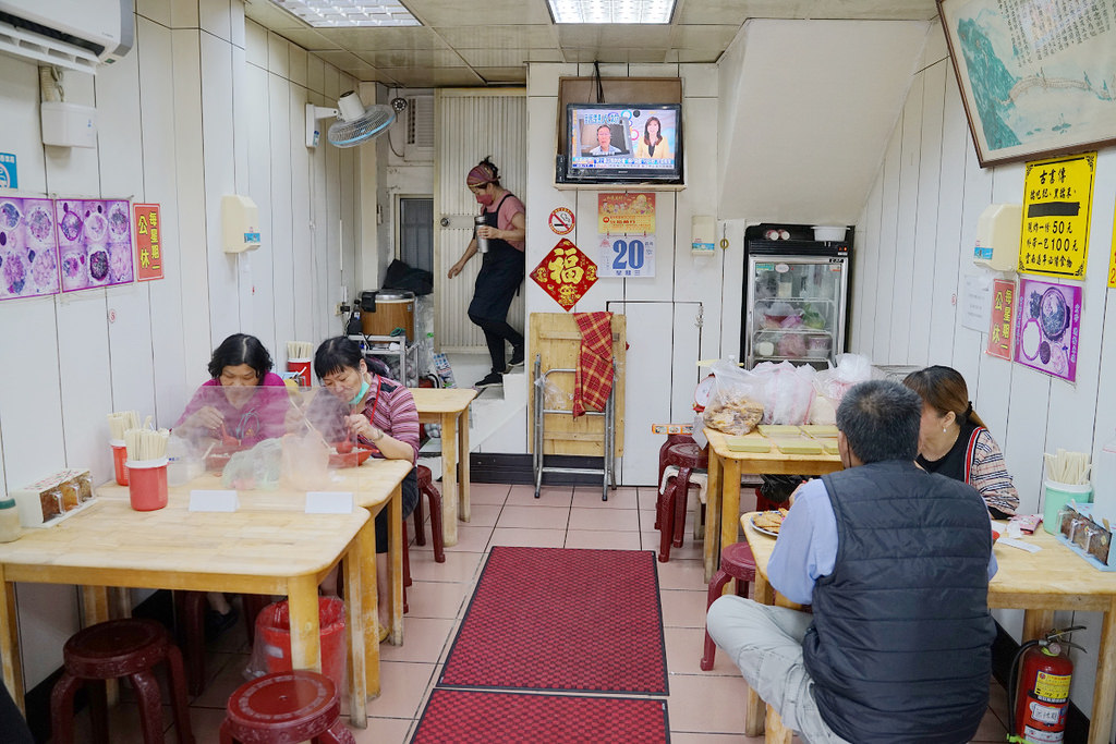 【龍岡老字號米干店推薦】超大份量船型米干 酥脆香甜甩餅 宏珍雲南過橋米線