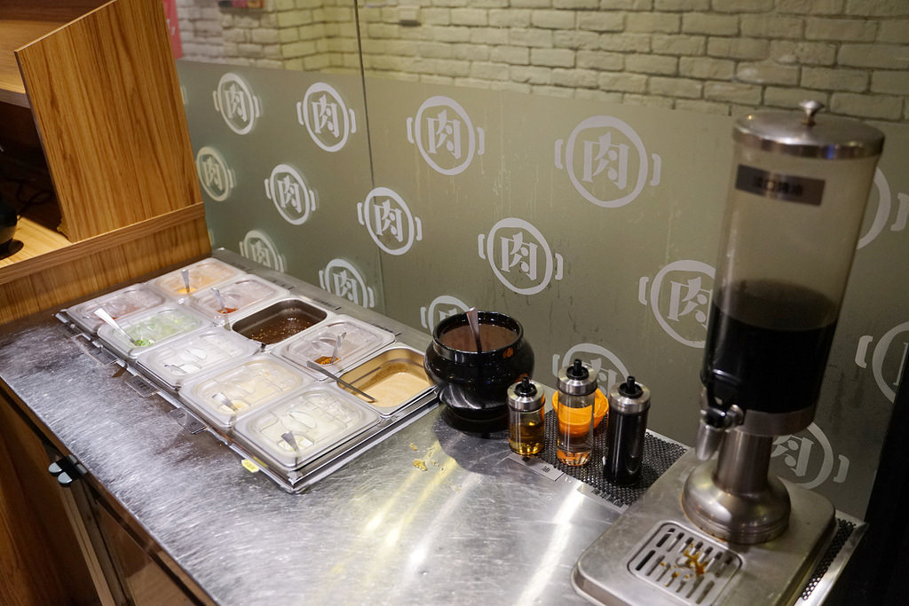 【火鍋第一品牌 肉多多火鍋基隆愛二店】排隊宵夜名店/基隆地區美食 超讚龍王麻辣湯+樂虎巨大肉盤