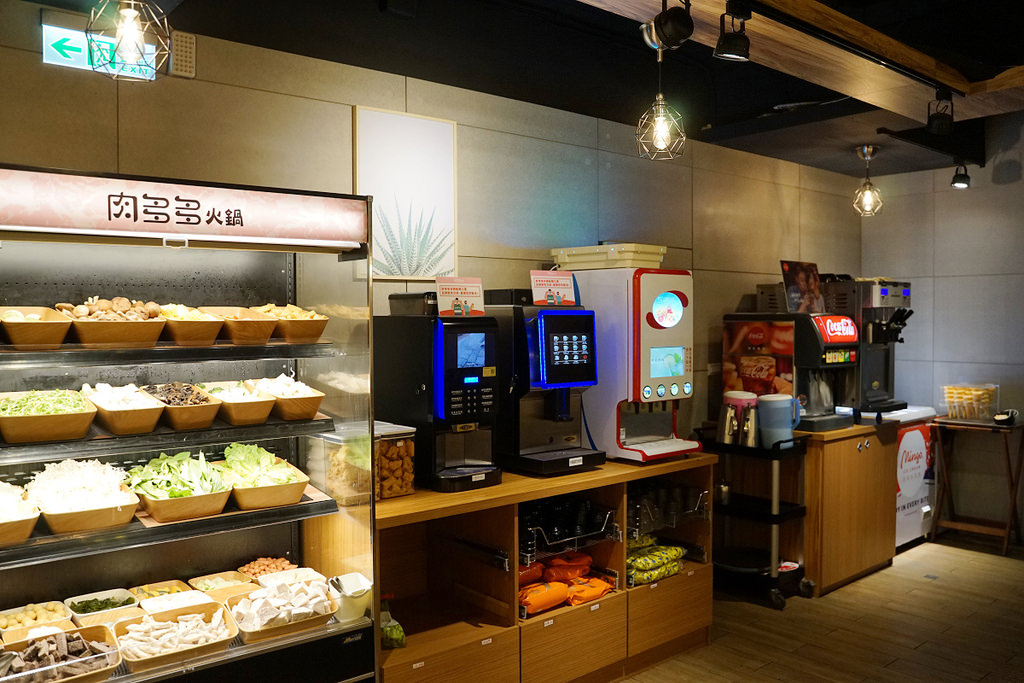 【火鍋第一品牌 肉多多火鍋基隆愛二店】排隊宵夜名店/基隆地區美食 超讚龍王麻辣湯+樂虎巨大肉盤