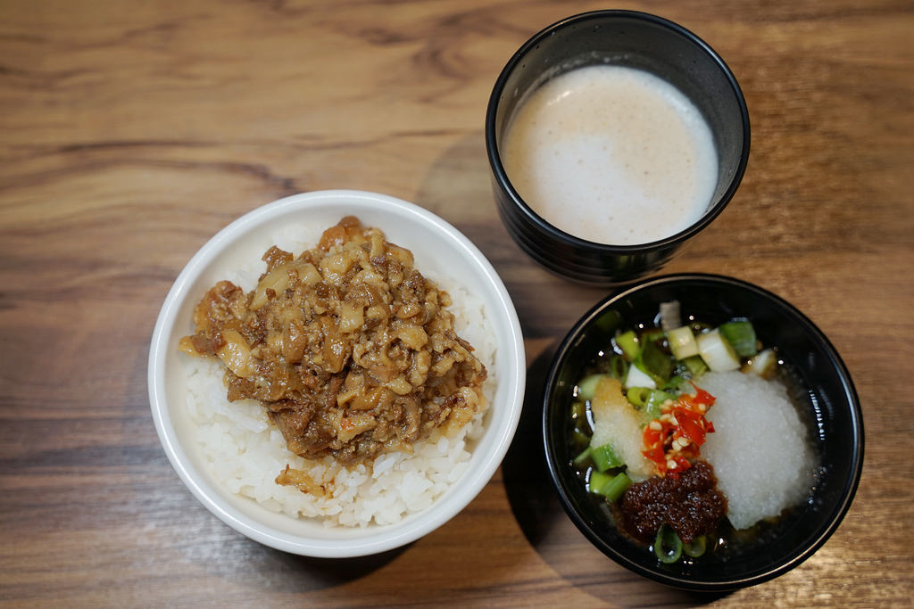【火鍋第一品牌 肉多多火鍋基隆愛二店】排隊宵夜名店/基隆地區美食 超讚龍王麻辣湯+樂虎巨大肉盤
