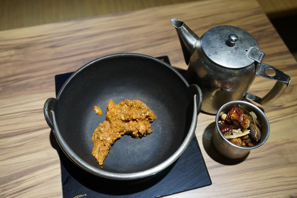 【火鍋第一品牌 肉多多火鍋基隆愛二店】排隊宵夜名店/基隆地區美食 超讚龍王麻辣湯+樂虎巨大肉盤