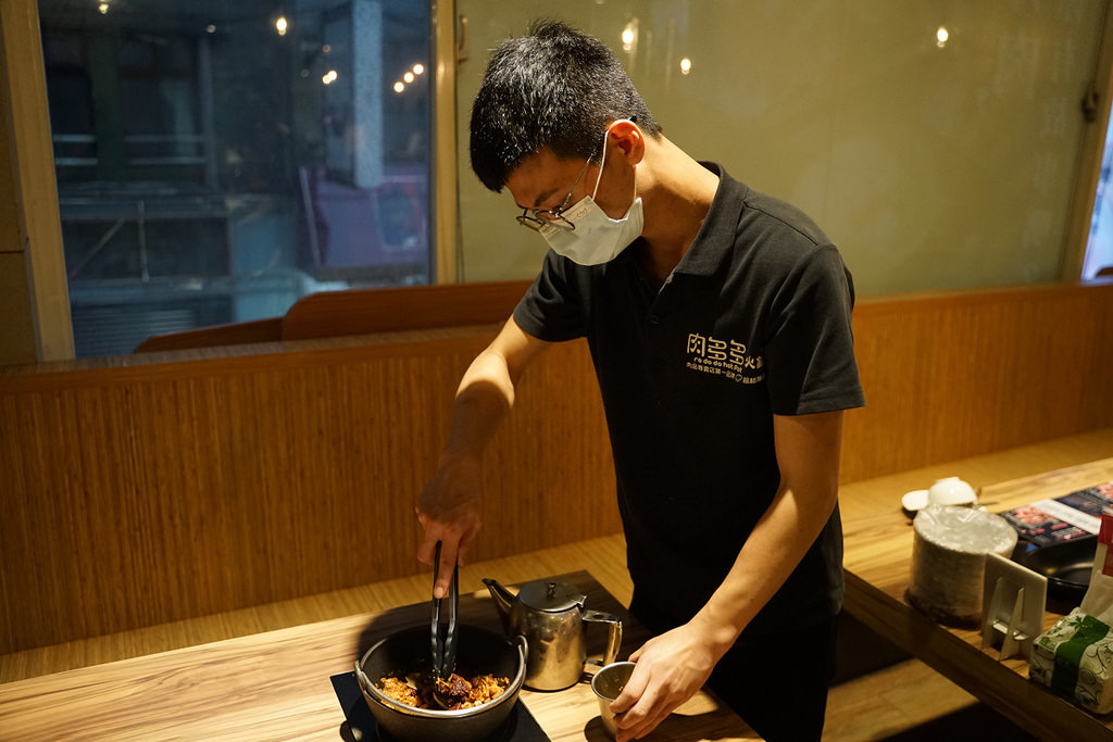 【火鍋第一品牌 肉多多火鍋基隆愛二店】排隊宵夜名店/基隆地區美食 超讚龍王麻辣湯+樂虎巨大肉盤
