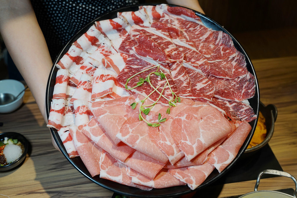 【火鍋第一品牌 肉多多火鍋基隆愛二店】排隊宵夜名店/基隆地區美食 超讚龍王麻辣湯+樂虎巨大肉盤