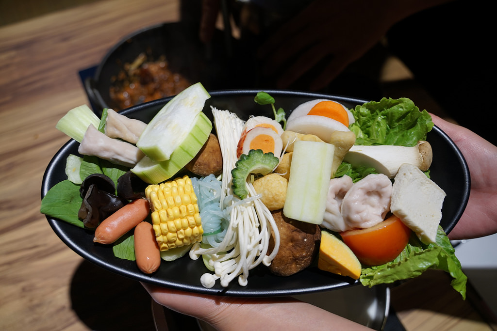 【火鍋第一品牌 肉多多火鍋基隆愛二店】排隊宵夜名店/基隆地區美食 超讚龍王麻辣湯+樂虎巨大肉盤
