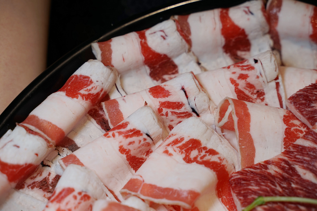 【火鍋第一品牌 肉多多火鍋基隆愛二店】排隊宵夜名店/基隆地區美食 超讚龍王麻辣湯+樂虎巨大肉盤