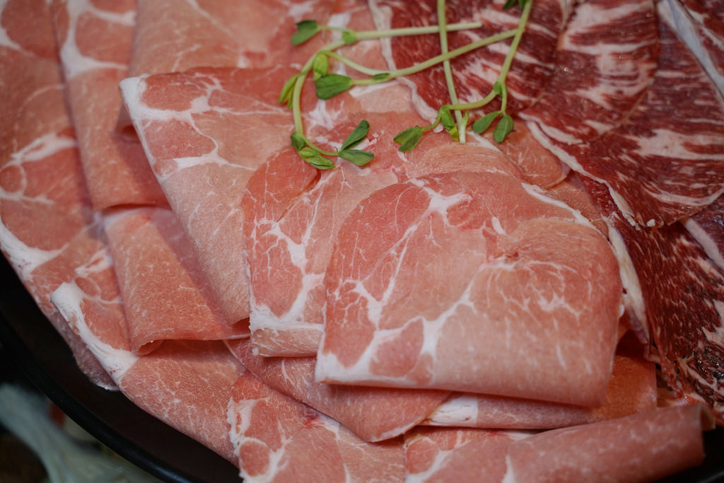 【火鍋第一品牌 肉多多火鍋基隆愛二店】排隊宵夜名店/基隆地區美食 超讚龍王麻辣湯+樂虎巨大肉盤