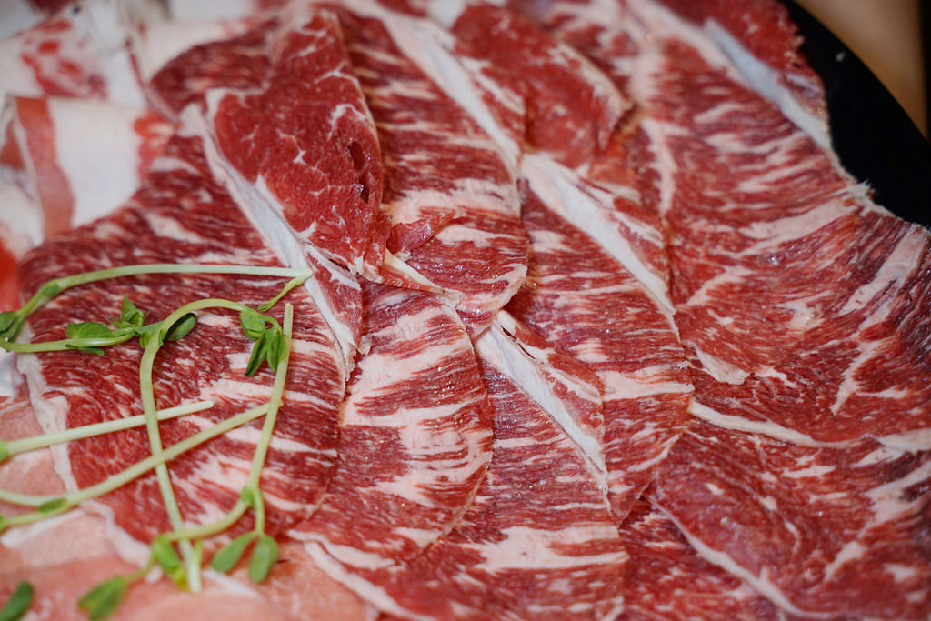 【火鍋第一品牌 肉多多火鍋基隆愛二店】排隊宵夜名店/基隆地區美食 超讚龍王麻辣湯+樂虎巨大肉盤