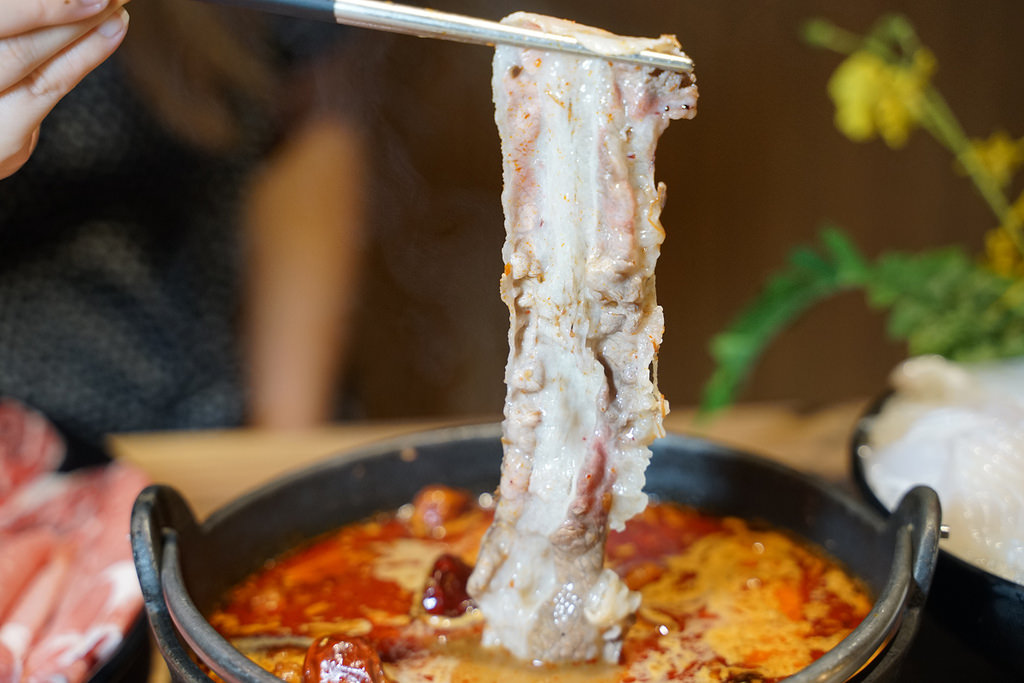 【火鍋第一品牌 肉多多火鍋基隆愛二店】排隊宵夜名店/基隆地區美食 超讚龍王麻辣湯+樂虎巨大肉盤