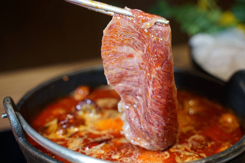 【火鍋第一品牌 肉多多火鍋基隆愛二店】排隊宵夜名店/基隆地區美食 超讚龍王麻辣湯+樂虎巨大肉盤