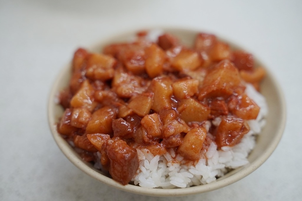 【台中北區小吃推薦】Google評論多達4700則 美味紅糟滷肉飯 東興市魯肉義