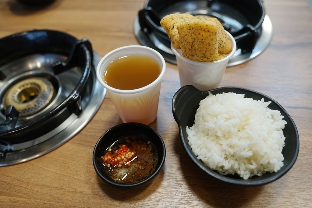 【宜蘭冬山小火鍋推薦】冰淇淋/白飯/胖胖酥/冷熱飲無限量供應吃到飽 美味蒜爆蛤蠣鍋/麻辣奶奶鍋 熊飽MINI平價鍋物冬山店