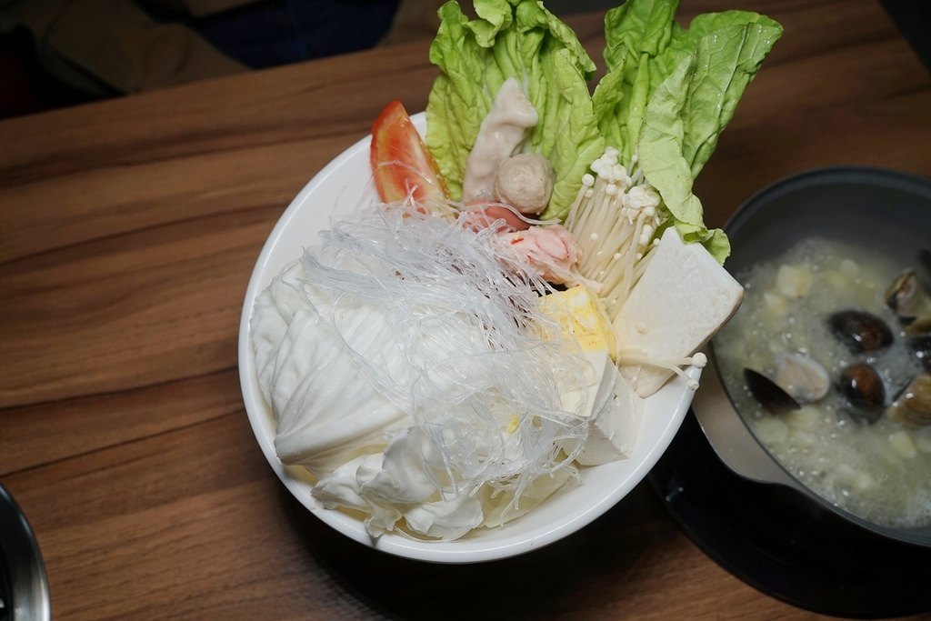 【宜蘭冬山小火鍋推薦】冰淇淋/白飯/胖胖酥/冷熱飲無限量供應吃到飽 美味蒜爆蛤蠣鍋/麻辣奶奶鍋 熊飽MINI平價鍋物冬山店