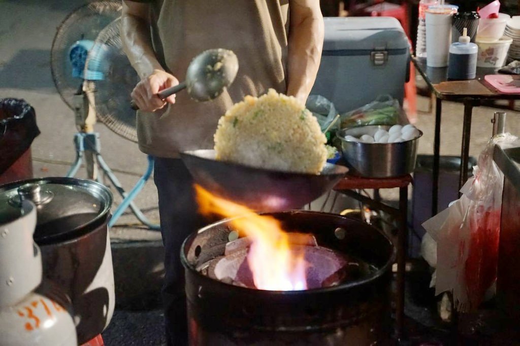 【嘉義太保小吃推薦】麻魚寮夜市美食好選擇 現點現炒功力深厚 麻魚寮夜市炒麵炒飯